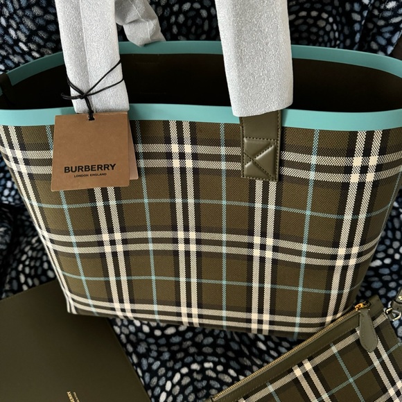 Authentic Burberry tote bag - Picture 4 of 11